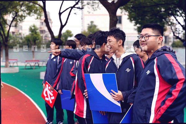 信封与邮件图标，象征联系